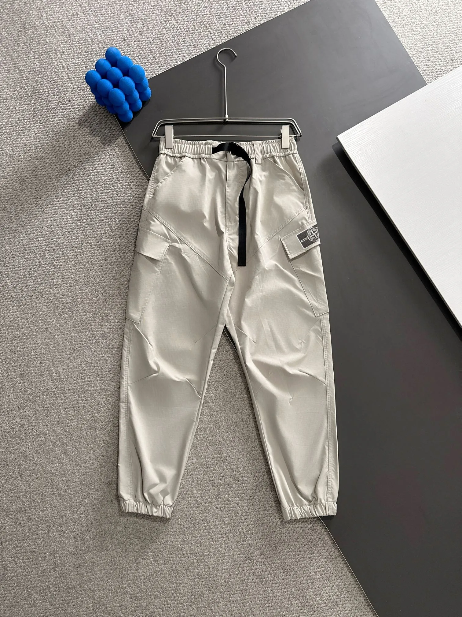 🅿️400 shipped next day Stone lsland/stone island 2025 spring and summer new elastic band casual solid color leggings trousers, trousers hem with two needle stitches, fine and firm stitching, counter-customized fabrics with high breathability and comfort, impeccable details, brand element design concept, reflecting high quality. It feels delicate and soft! It presents a casual cut and the upper body shape is great! Size: M-3XXL